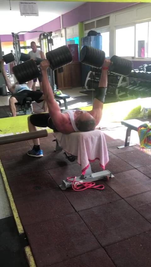 colin macgregor chest press on incline bench 120lbs